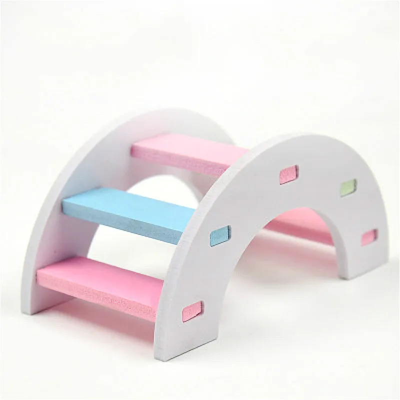 Игрушечный деревянный хомяк синего цвета в форме кубического дерева