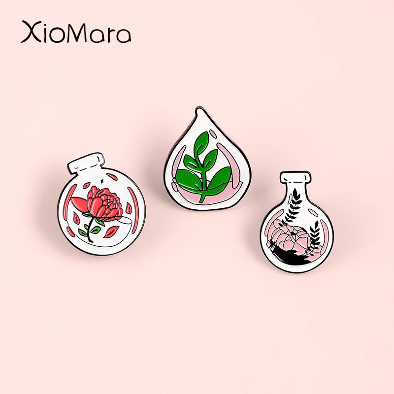 Металлическая эмалированная булавка в горшке с изображением растений