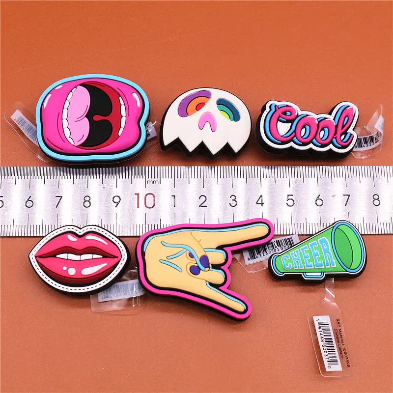 Original PVC Croc Shoe Charms NEW Cool Screaming French Wet Kiss Skull Mask Shoes Decorations for Jibz Kids Party Gifts U201