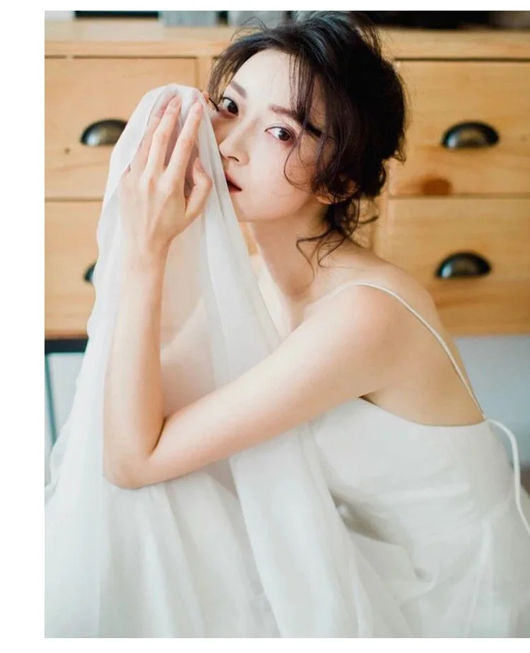 Женское атласное платье с разрезом белое в минималистском стиле для свадьбы лето