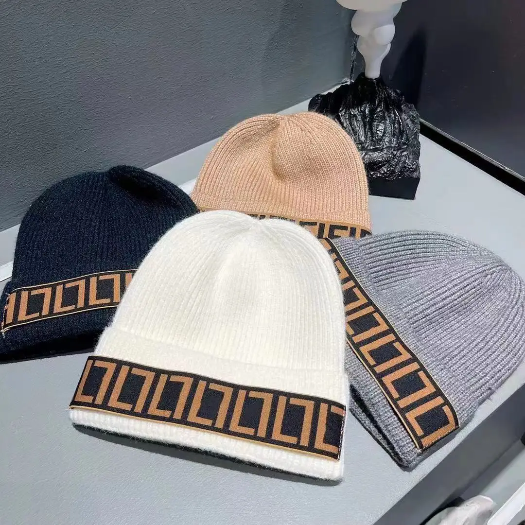 

New Fashion Letter Autumn and Winter Standard Knitted Hat Cold Hat Men and Women Hedging Wool Hat Warm Knitted Hat