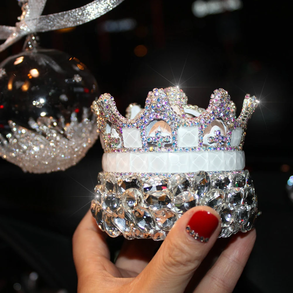 Розовое белое фиолетовое платье с украшением в виде кристаллов короны