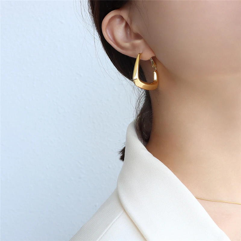 

2021 Newest Hollow Out Triangle Clip On Earrings For Women Fashion Jewelry Gift Wholesale Stainless Steel Ear Cuff Free Shipping