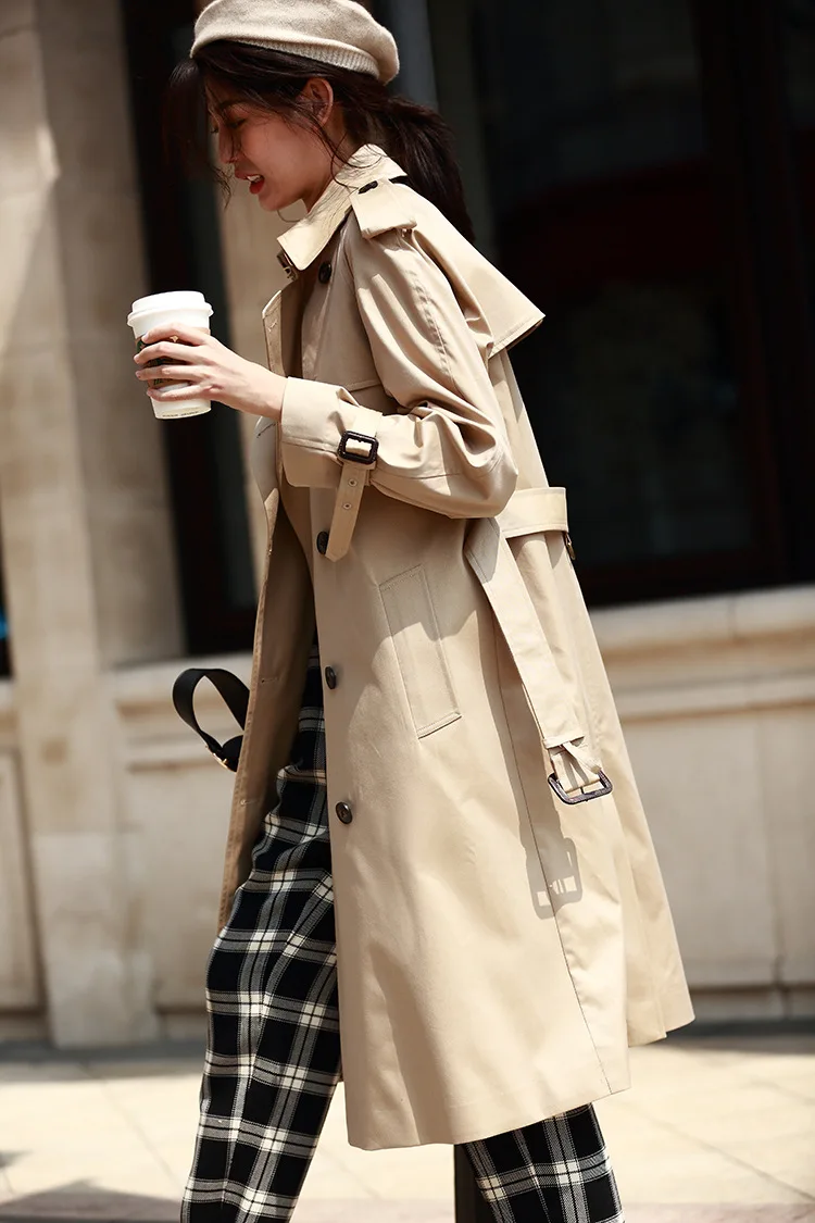 Женская двубортная ветровка на шнуровке средней длины в британском стиле для