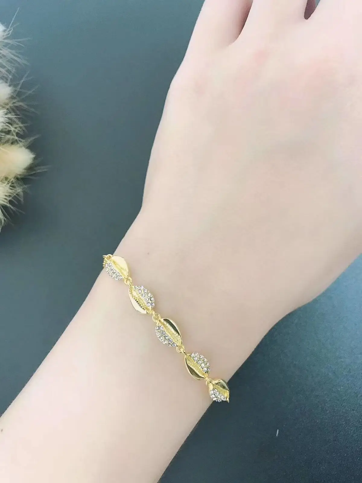 

QSJIE High quality SWA new style. Sea's gold shell lady Bracelet Charming fashion jewelry