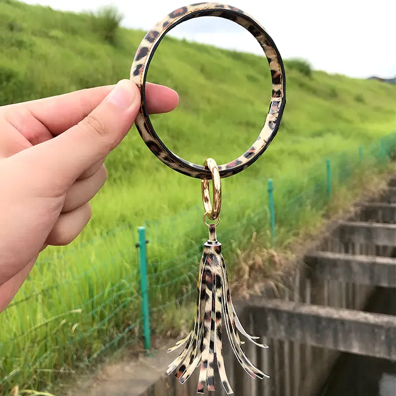 Брелок для ключей из эмалированной искусственной кожи с монограммой | Украшения