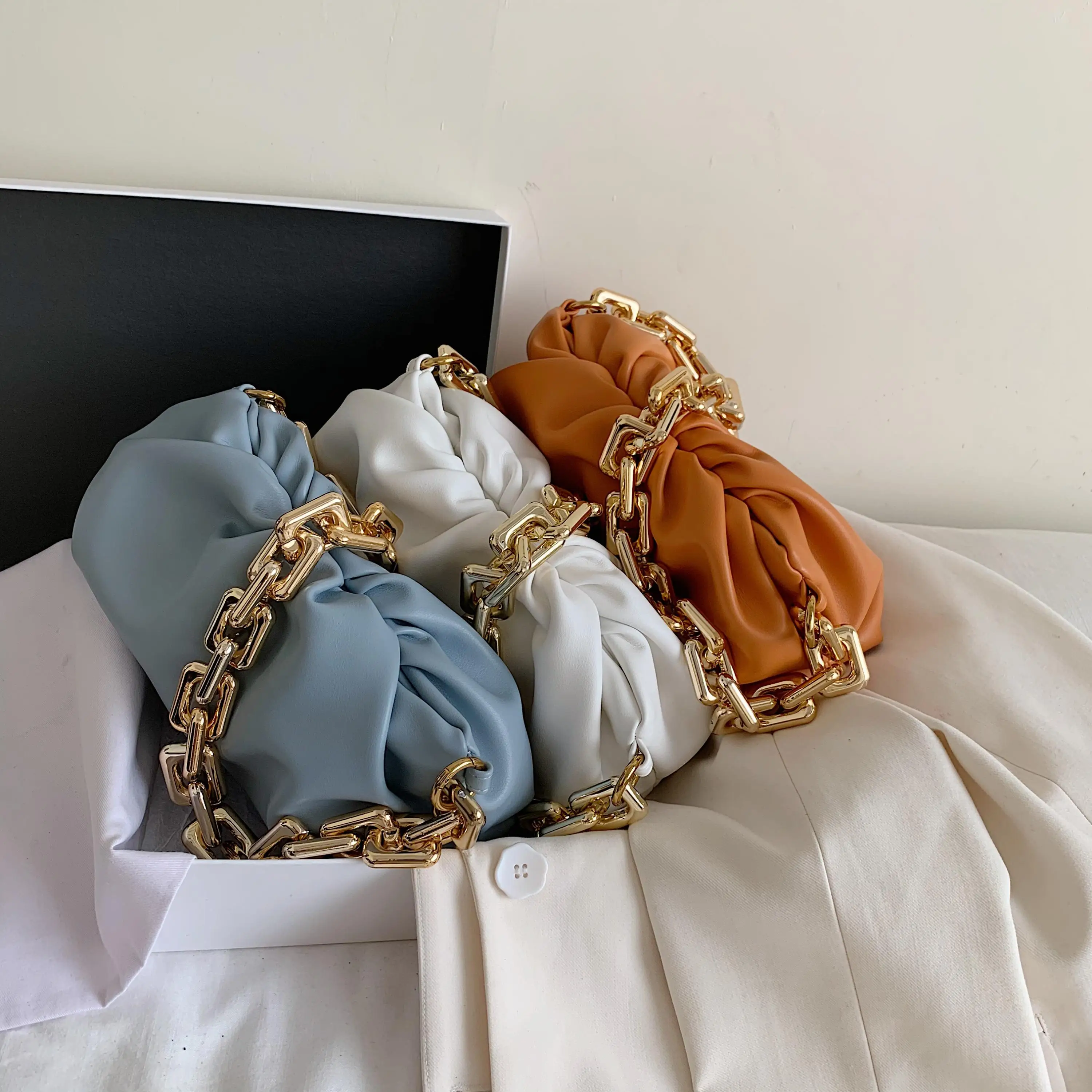 

2020 hot sale trendy brand ladies thick chain shoulder bag soft PU ladies handbag handbag luxury designer ladies casual handbag