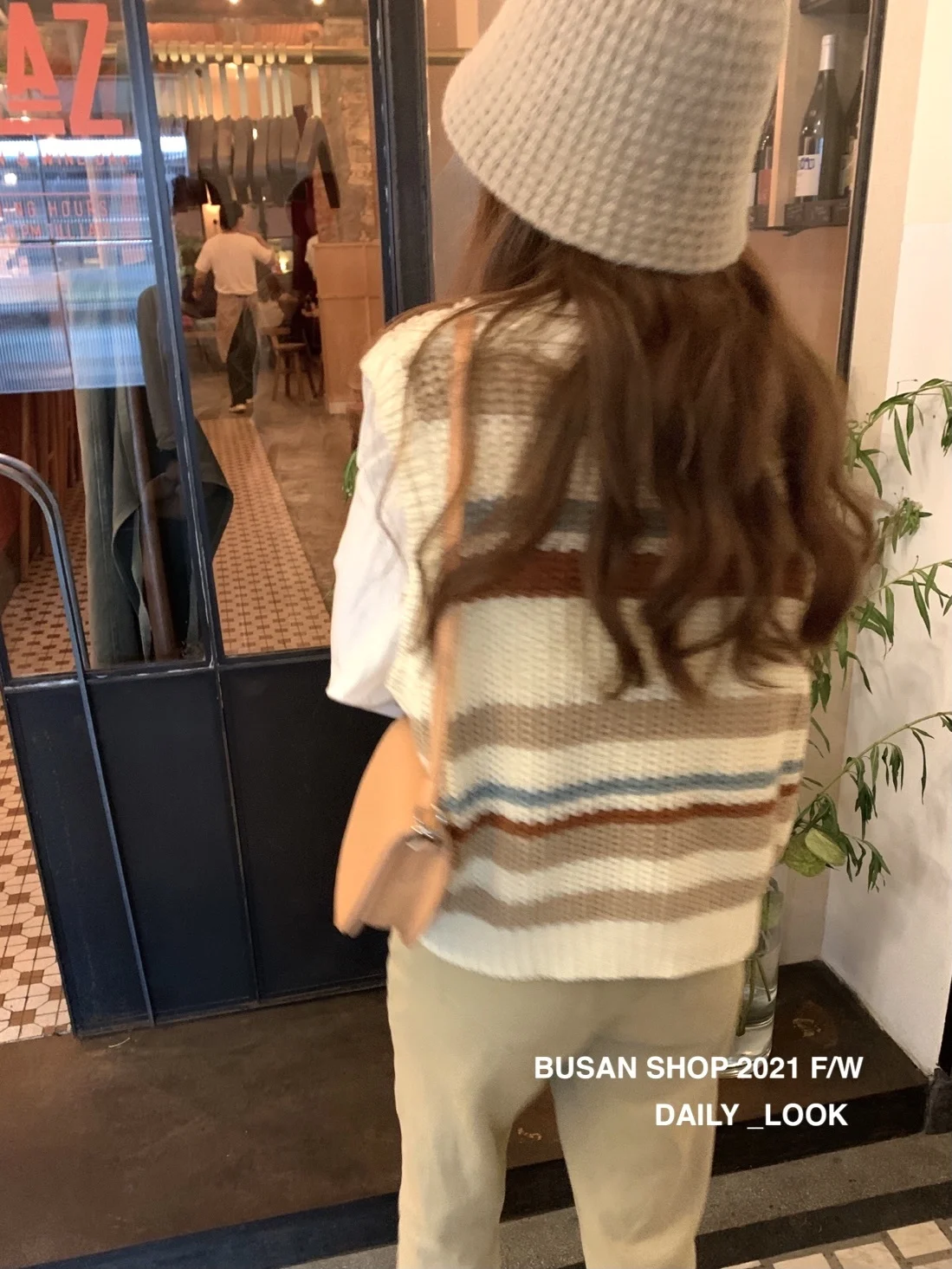 Женский дизайнерский вязаный жилет в полоску на весну и осень новый стильный