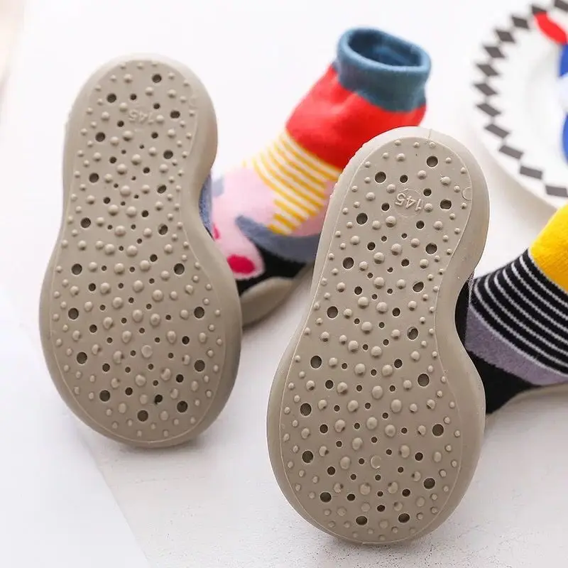 Детские носки с резиновой подошвой | Мать и ребенок