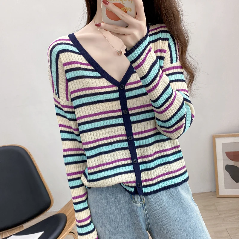 Кардиган женский трикотажный в полоску с V-образным вырезом и длинным рукавом |