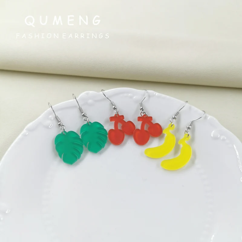 

QUMENG 2021 новые акриловые красные вишневые желтые бананы Фрукты зеленые листья подвеска маленькие серьги милая женщина девочка ювелирные изд...