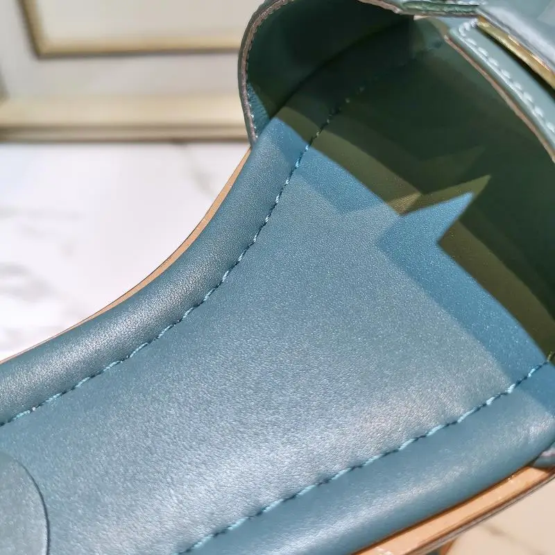 

2021 summer new V buckle metal outer slippers all-match rhinestone leather open-toed flat sandals and slippers 3263180