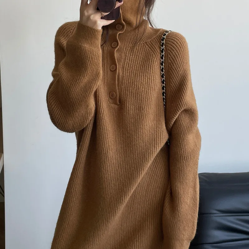 

Женское трикотажное платье-свитер средней длины, с воротником-стойкой