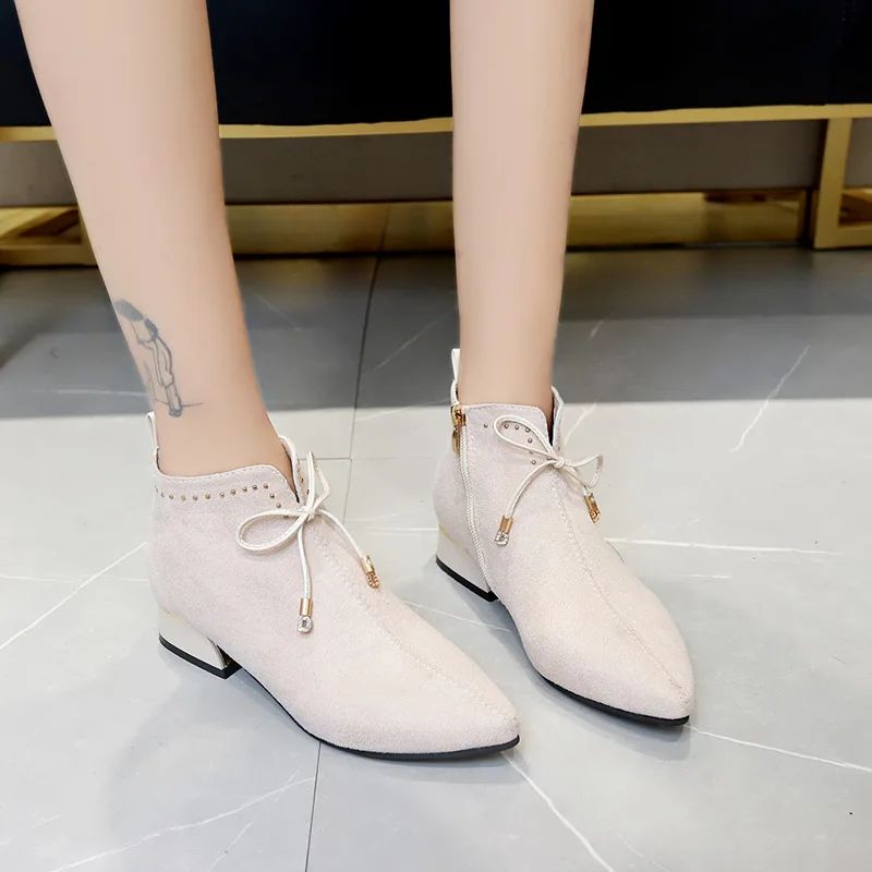 Короткие ботинки из флока на не сужающемся книзу массивном каблуке новые женские