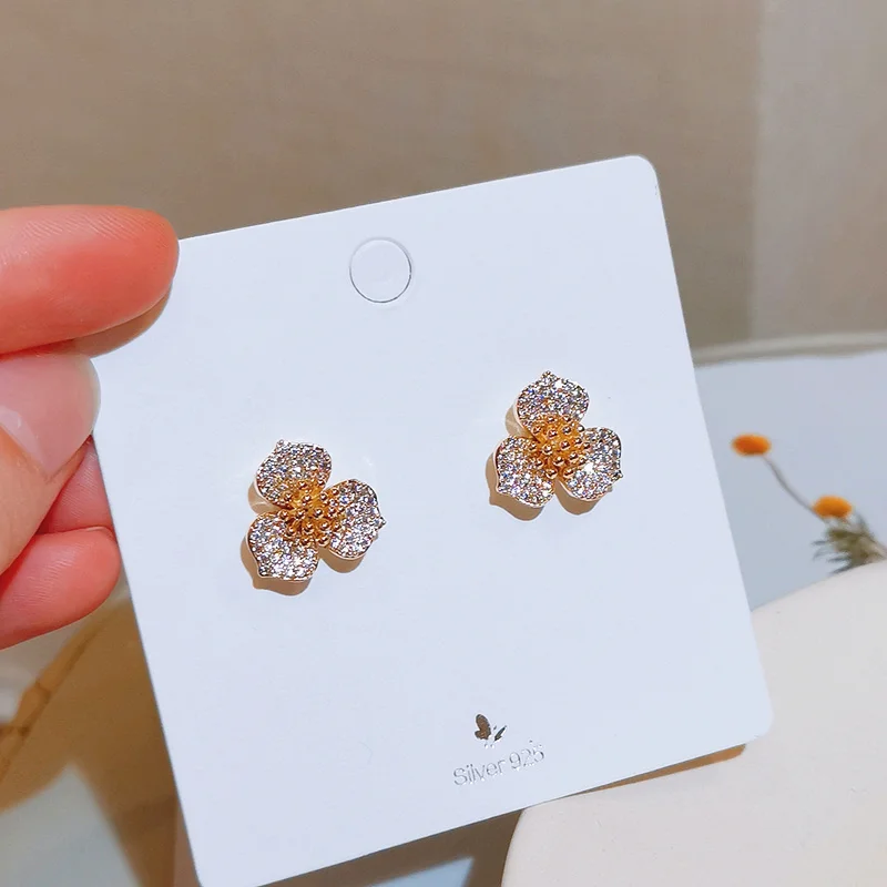 Милые романтические милые прозрачные серьги с цирконием кубической огранки для