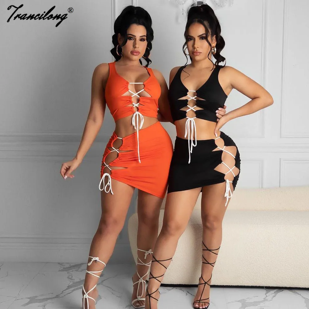 

Женский комплект из двух предметов: укороченный топ и мини-юбка