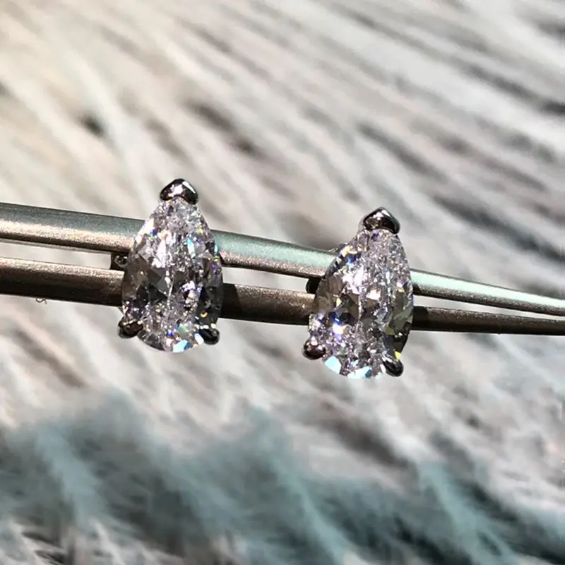 Серьги-гвоздики из серебра 100% пробы с искусственным драгоценным камнем |