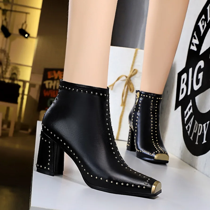 Женские ботильоны с металлическим квадратным носком в стиле рок ретро