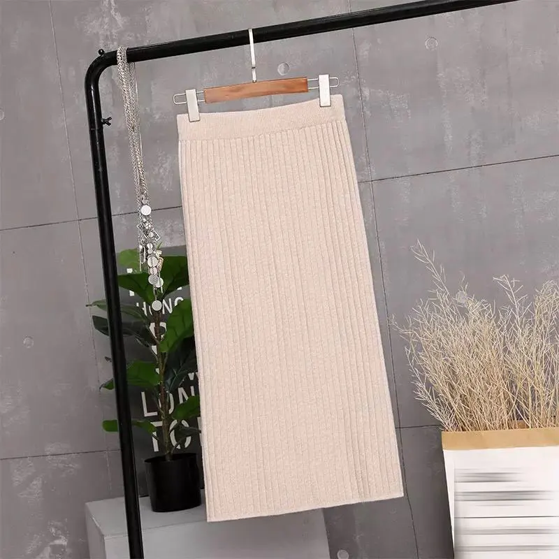 Женская прямая трикотажная юбка теплая вязаная средней длины в рубчик 60-80 см |