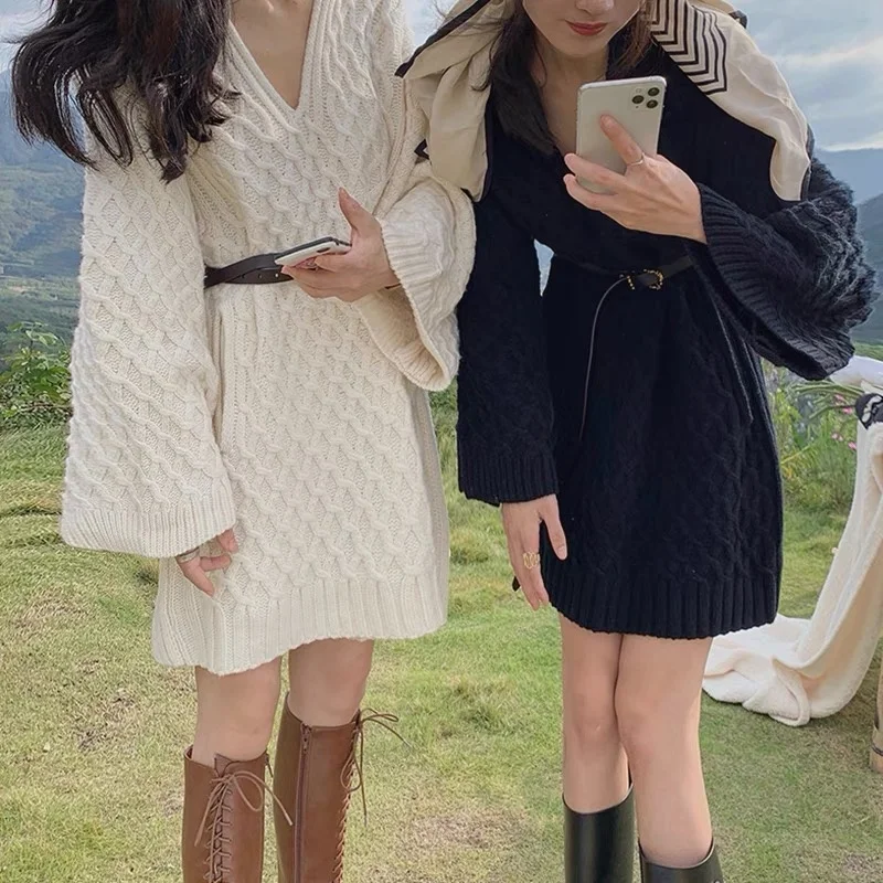 Женское трикотажное платье-свитер средней длины с V-образным вырезом | Женская