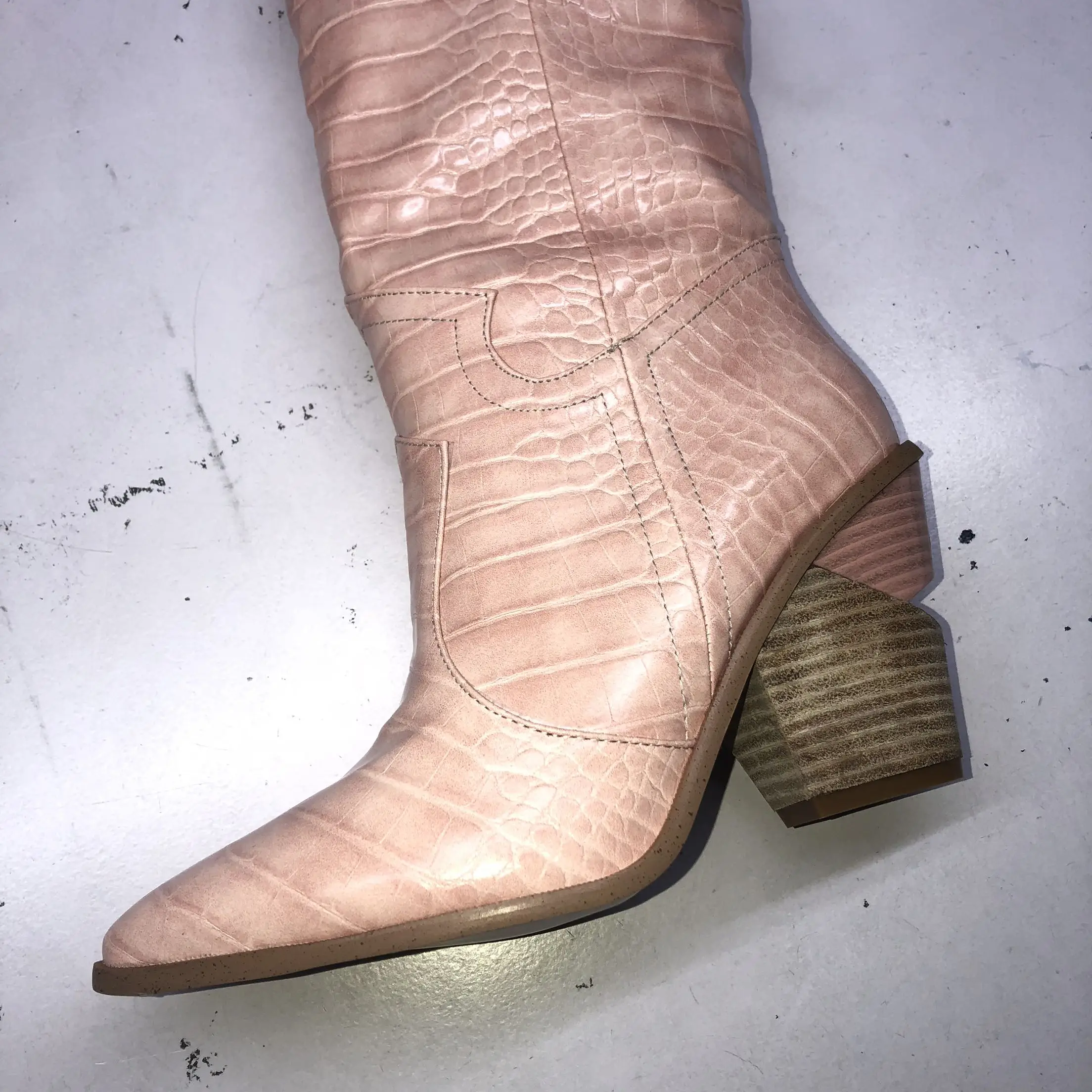 pink short boots Сапоги на высоком каблуке в необычном стиле; женские высокие ботинки в стиле панк с острым носком; женские ботильоны на танкетке, без застежки, с деревянным лицевым покрытием, со змеиным узором - Цвет: pink short boots
