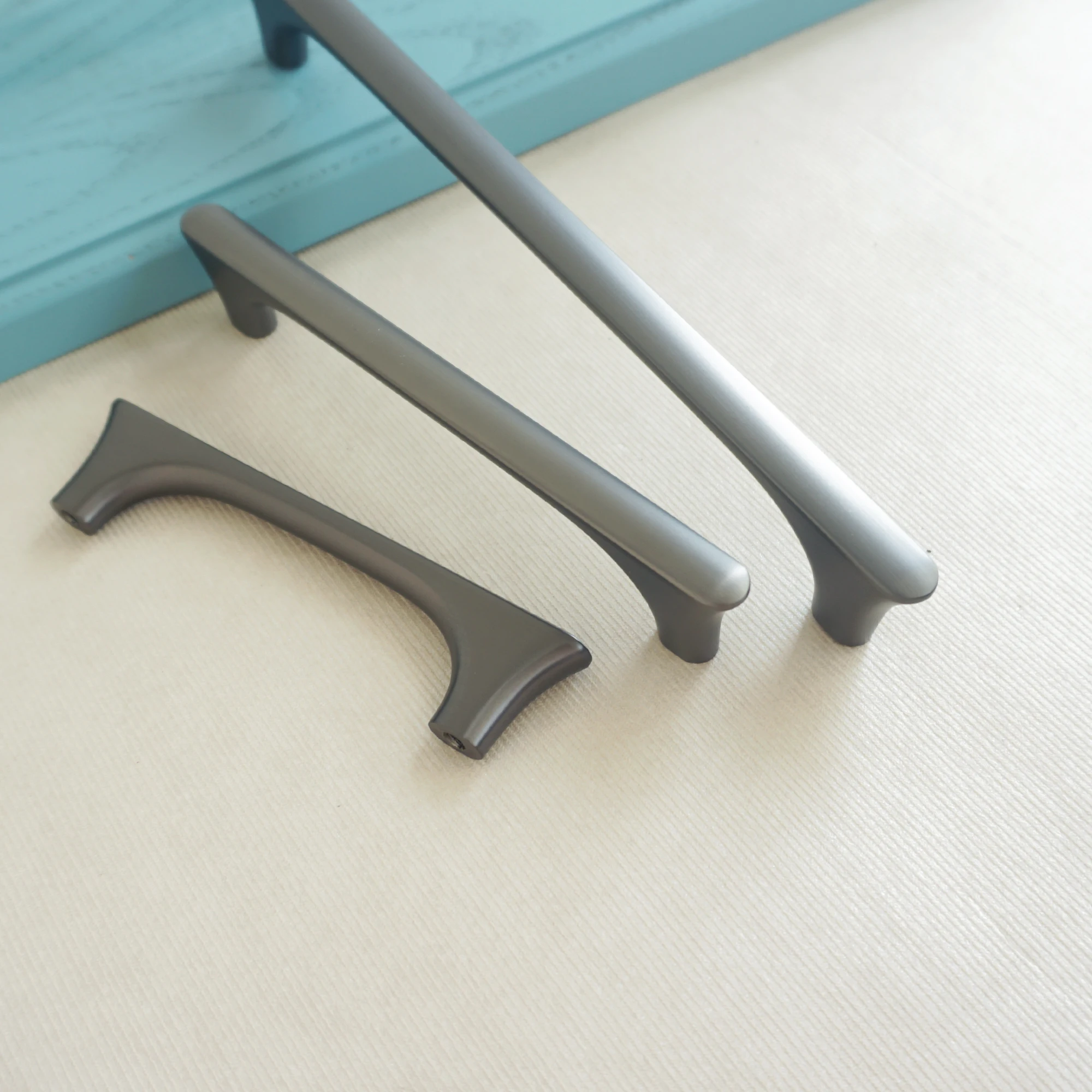 Темно-серые мебельные ручки из цинкового сплава, простые ручки для кухонного шкафа, фурнитура, ручки для затемнителя, дверные ручки, ручки для шкафа, буфета