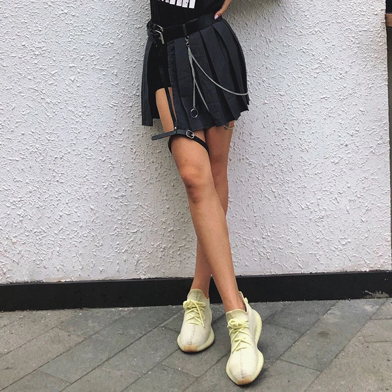 TWOTWINSTYLE уличная плиссированная юбка для женщин с высокой талией и цепочкой на поясе мини юбки женская модная одежда лето Новинка