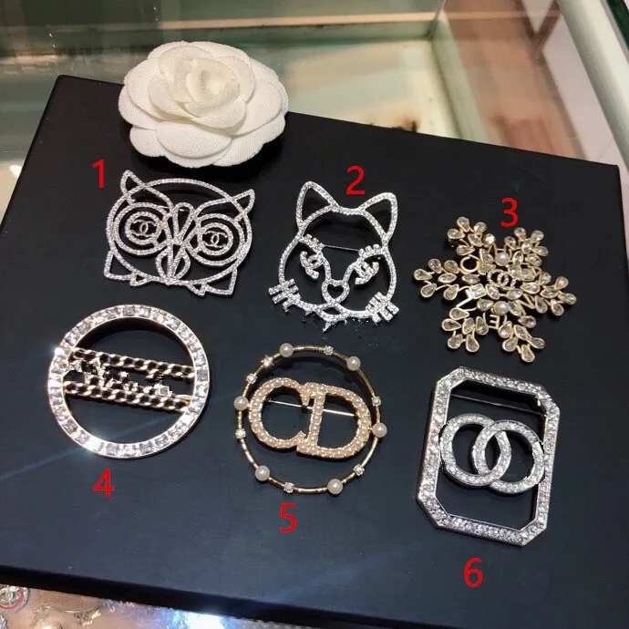 

Luxury Designer Brand Stamp Jewelry Vintage Animal Brooch Pin Sweater Pearl Rinestone Crystal Brooches Women Wedding Party Gift