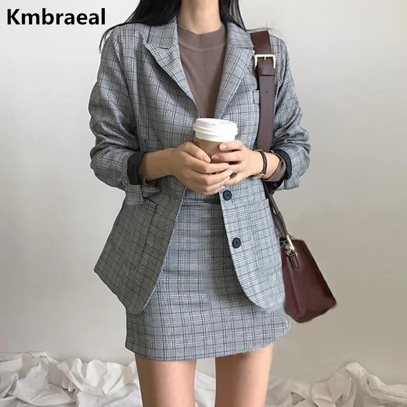 Женский офисный костюм-двойка элегантный однобортный пиджак в клетку и короткая