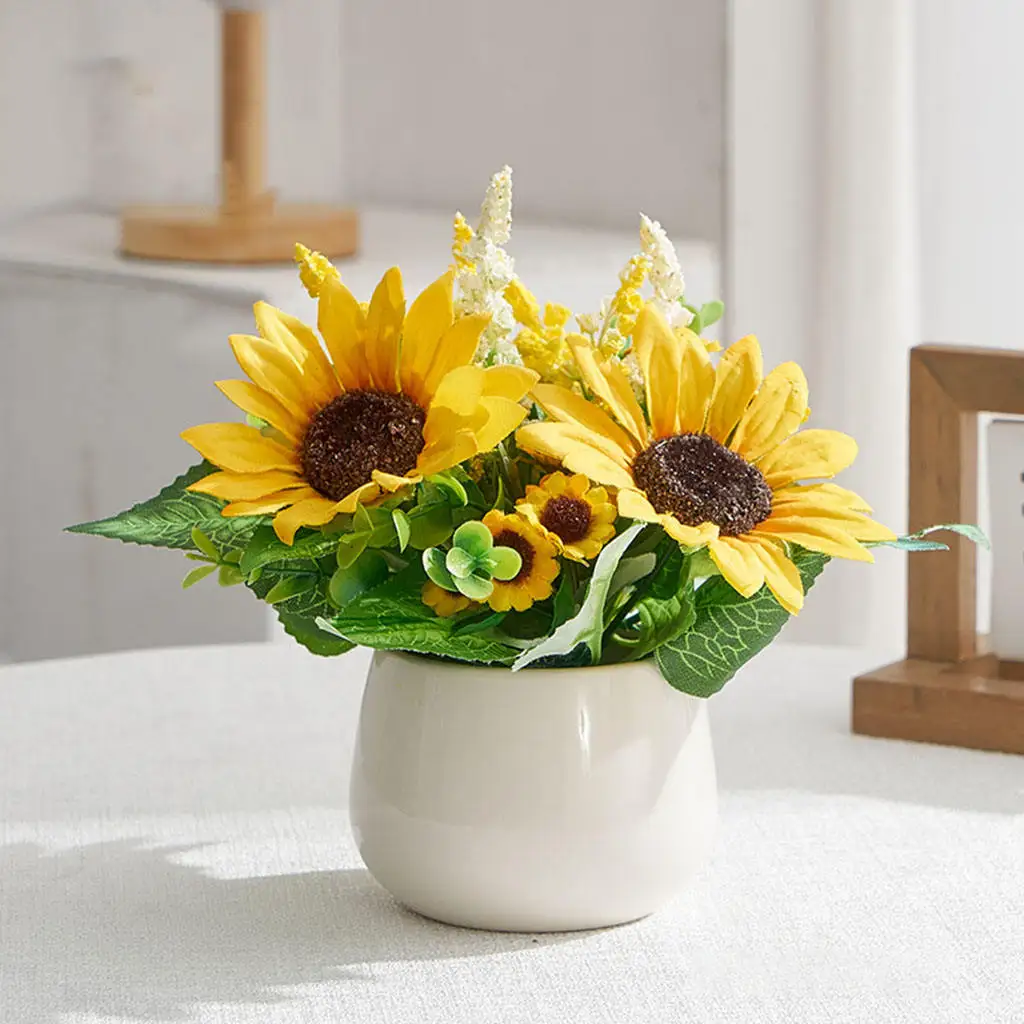 Маленький искусственный цветок растения с горшком для офисного стола