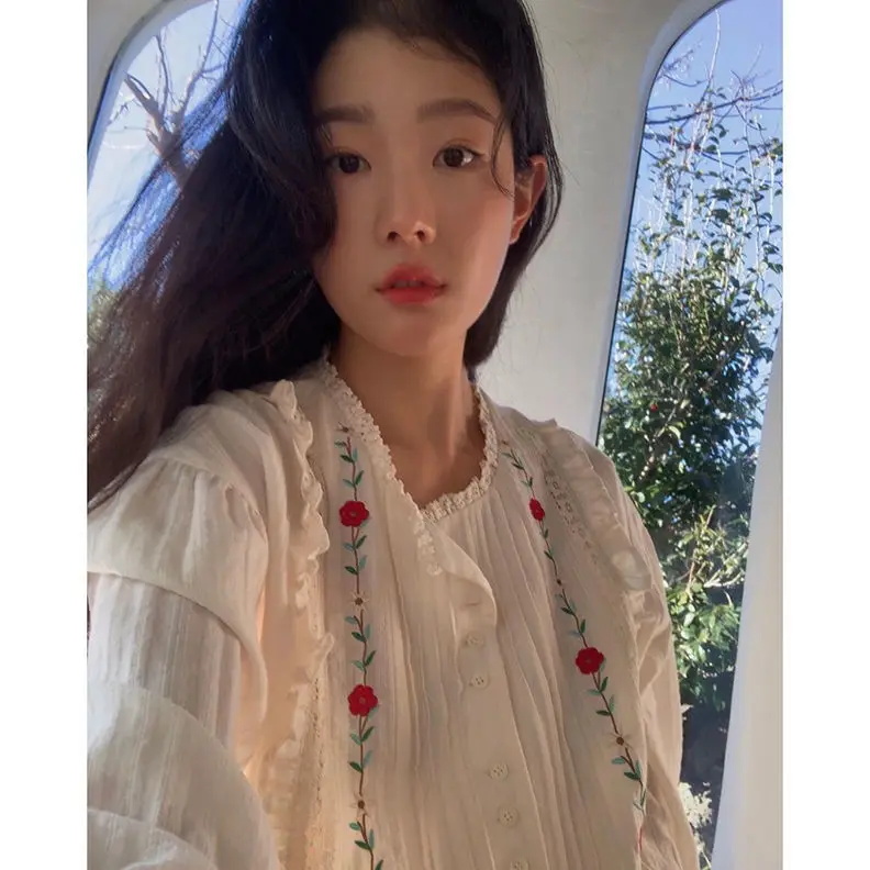 

Garden Lace Embroidery Blouse Women's Long-sleeved Shirt LX020