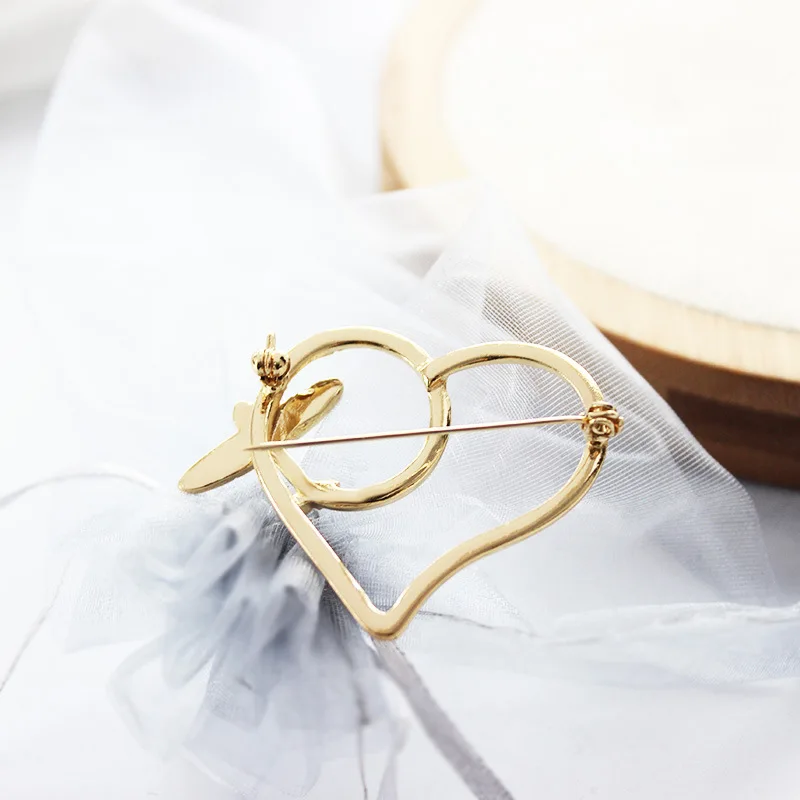 Выдолбленные с сердцем персикового цвета брошь &quotсамолет&quot дети интерес