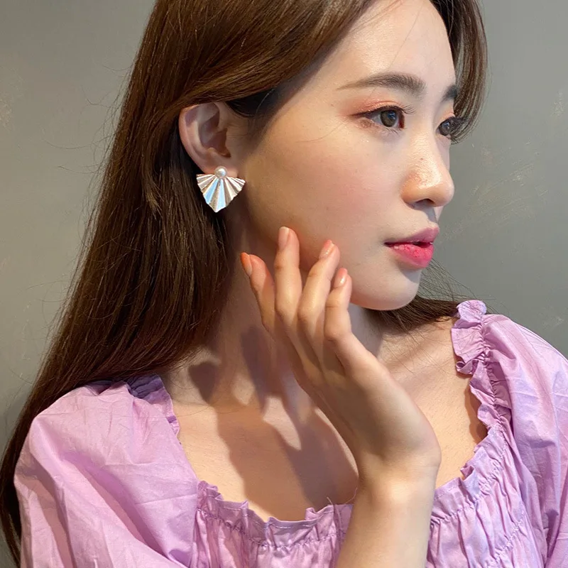 

2020 Fashion Personality Small Fan Shape Leaf Metal Earrings for Women Korean Cute Leaves Statement Drop Earrings Party Jewelry