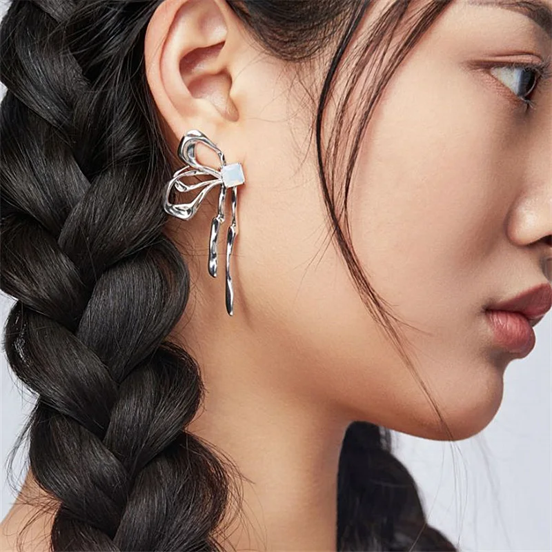 Женские асимметричные серьги-подвески AOMU серебристого цвета в форме бабочки из