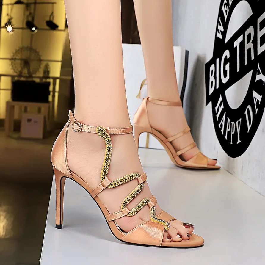 

2021 Women 9.5cm High Heels Peep Toe Sandals Stiletto Silver Heeels Fetish Strap Prom Shoes Crystal Gladiator Summer Sandles