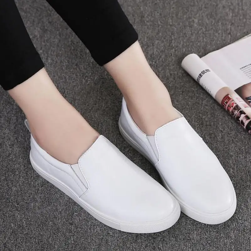 Весенние женские кожаные лоферы Модные балетки на плоской подошве серебристые