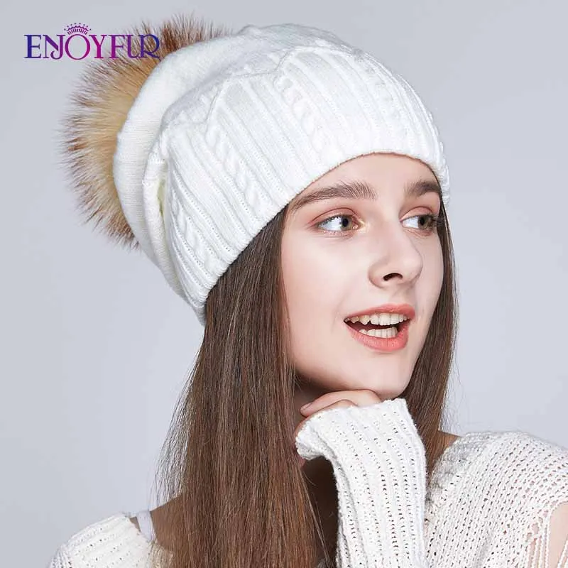 ENJOYFUR толстый зимний Шапки для Для женщин мех енота помпон шапки модные твист-типа с напуском теплая подкладка шапочки