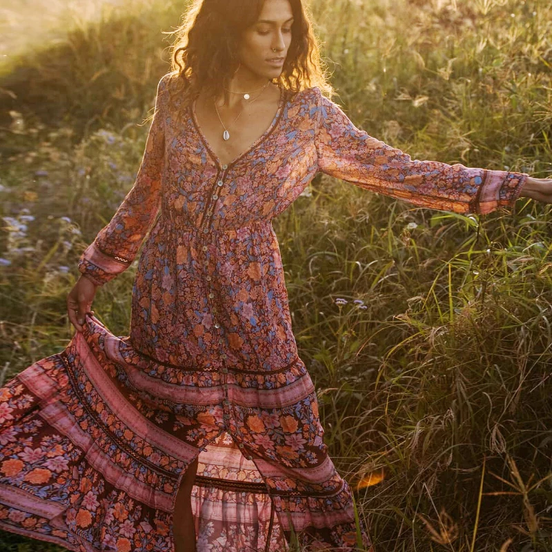 Женское длинное платье в стиле бохо с глубоким V образным вырезом и длинным