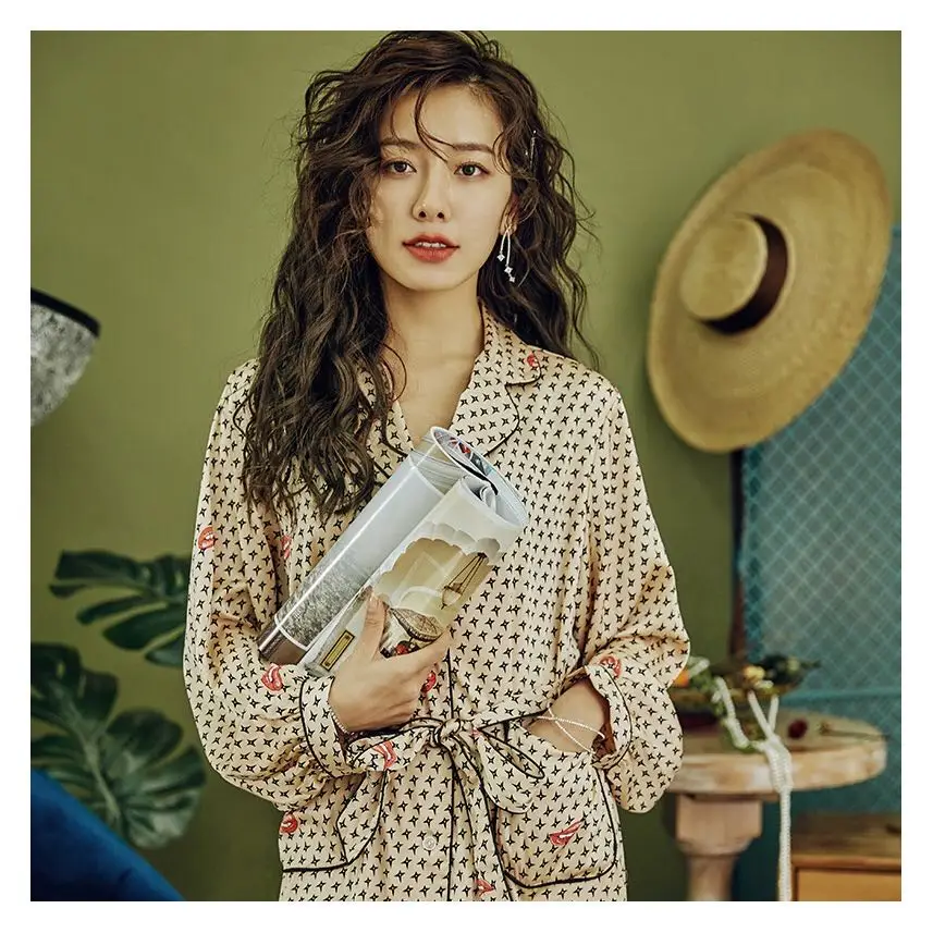 Женская ночная рубашка с рисунком звездного неба и красных губ шелковая Домашняя