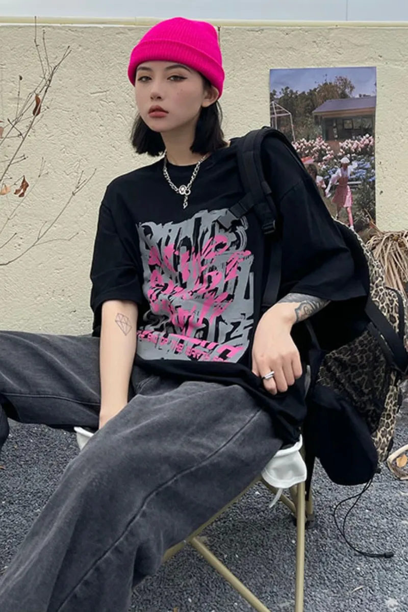 

In the summer of 2021, the new top female Korean version of ins dark graffiti letter printing black loose short-sleeved T-shirt