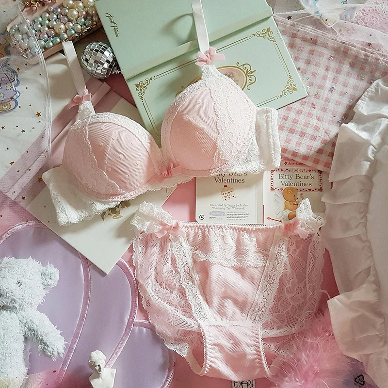 Комплект нижнего белья женский из бюстгальтера и трусиков с чашками пуш