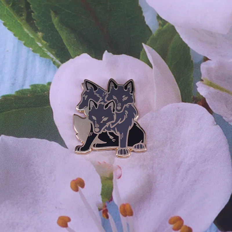 

Horror Weird Three Wolf Brooch Halloween Badge Personality Exaggeration Halloween Party Accessories Friends Jewelry Gifts