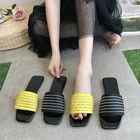 Женские тапочки 2021, летние модные простые сандалии на плоской подошве с открытым носком, хит продаж, высококачественные повседневные однотонные женские туфли