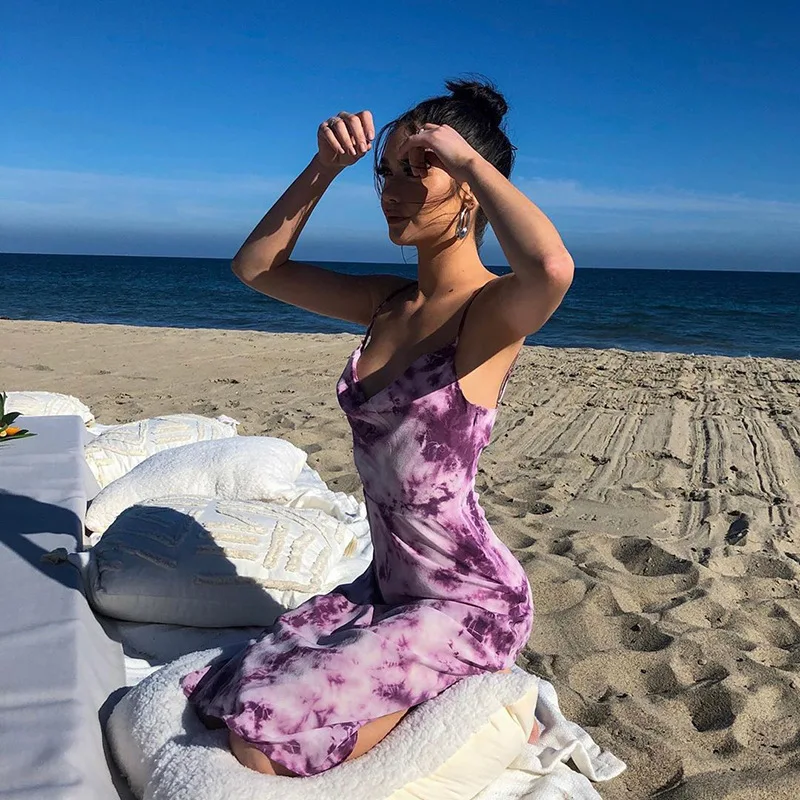 Женское пляжное платье без рукавов фиолетовое камуфляжное облегающее на