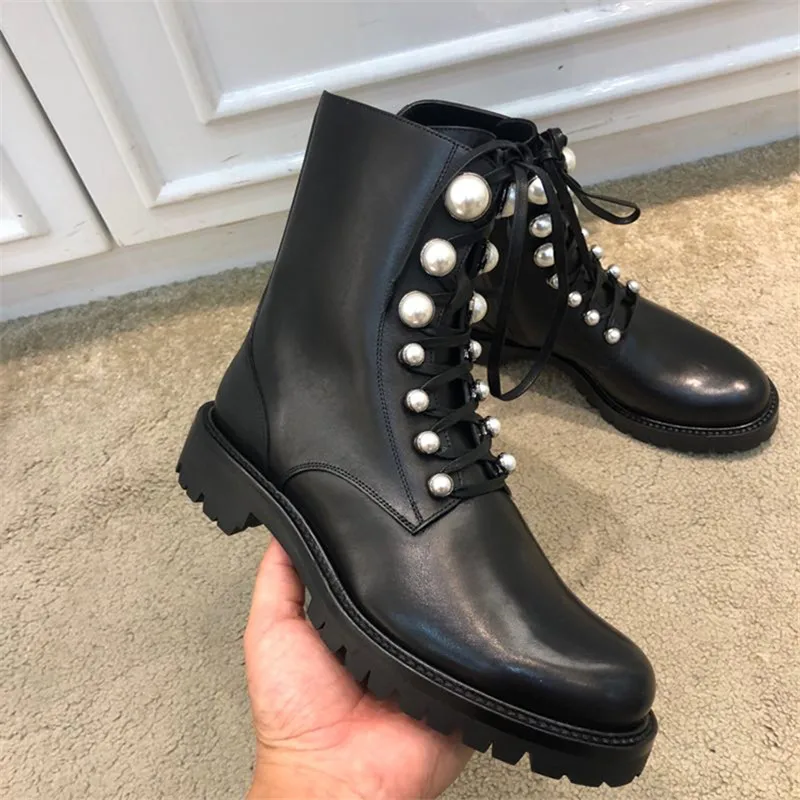 Искусственный отделка жемчугом черные кожаные сапоги Для женщин Мотоботы туфли
