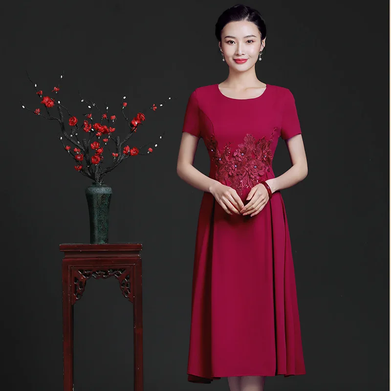 

Женское платье с коротким рукавом, круглым вырезом и застежкой-молнией на спине