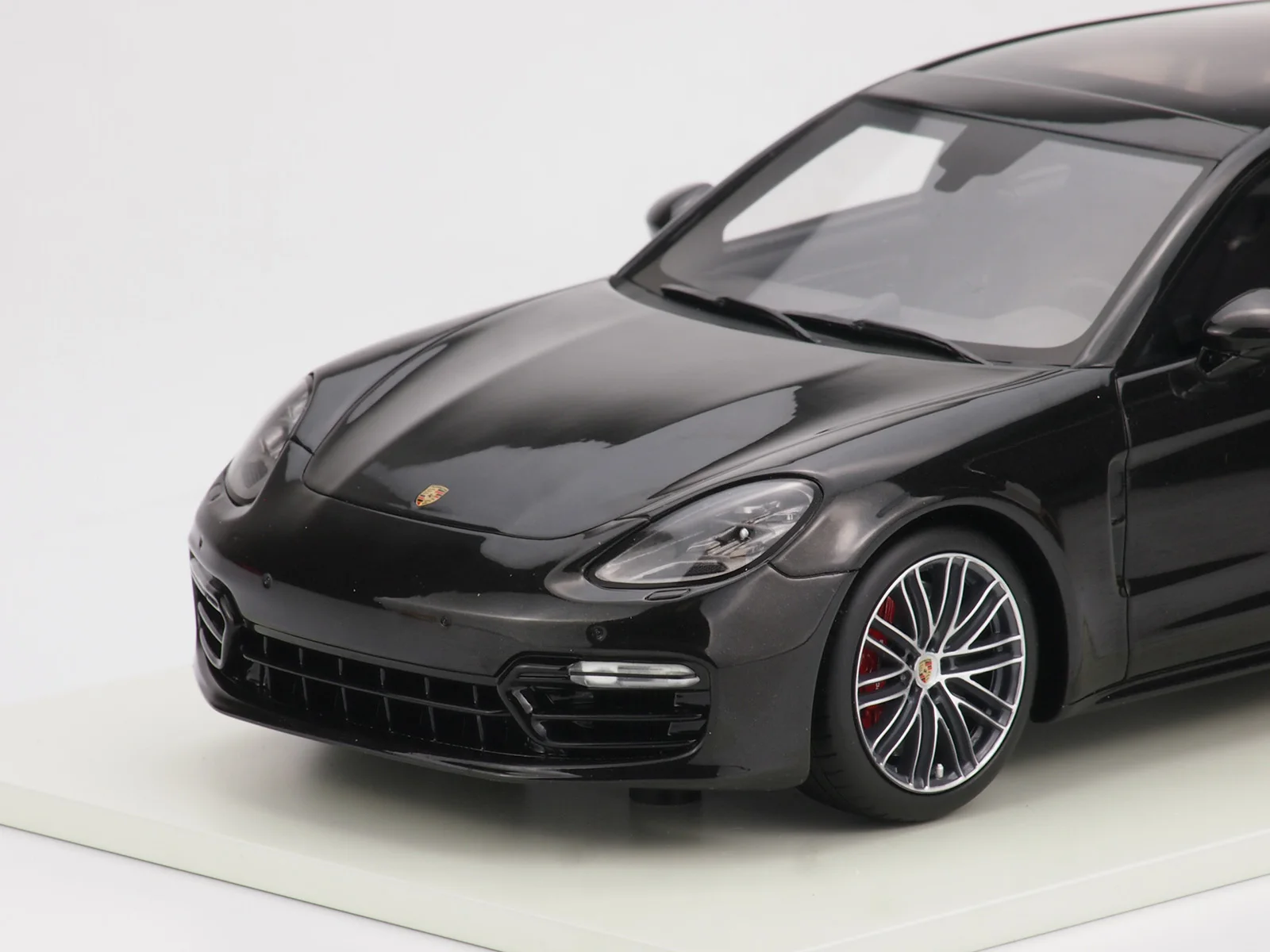 

Spark 1:18 2018Porsche Panamera GTS Sport Turismo Collector Edition Metal Diecast Model Toy Gift