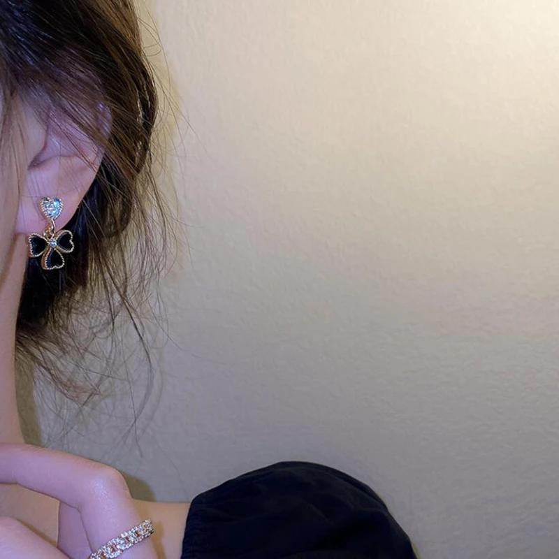 Корейские простые серьги с бриллиантами в виде четырех лепестков цветов