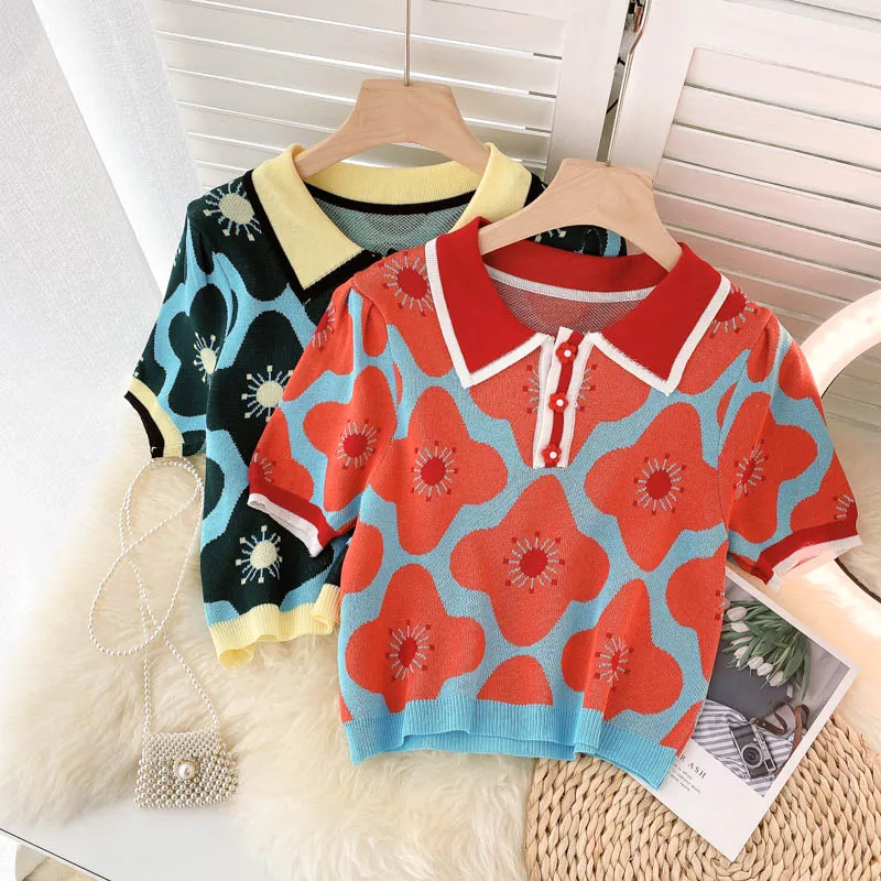 

Женская жаккардовая трикотажная блузка с отложным воротником и коротким рукавом