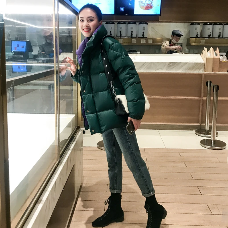 Женский пуховик с воротником стойкой свободный зеленого цвета из 95% белого